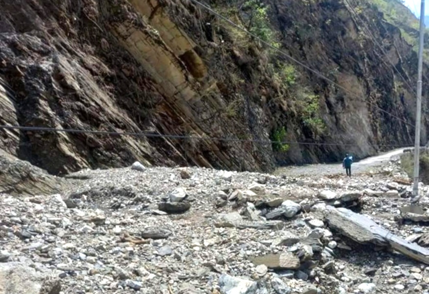 लगातारको वर्षा ,सुदूरपश्चिमका ५ जिल्लामा सडक अवरुद्ध, जोखिममा बस्ती