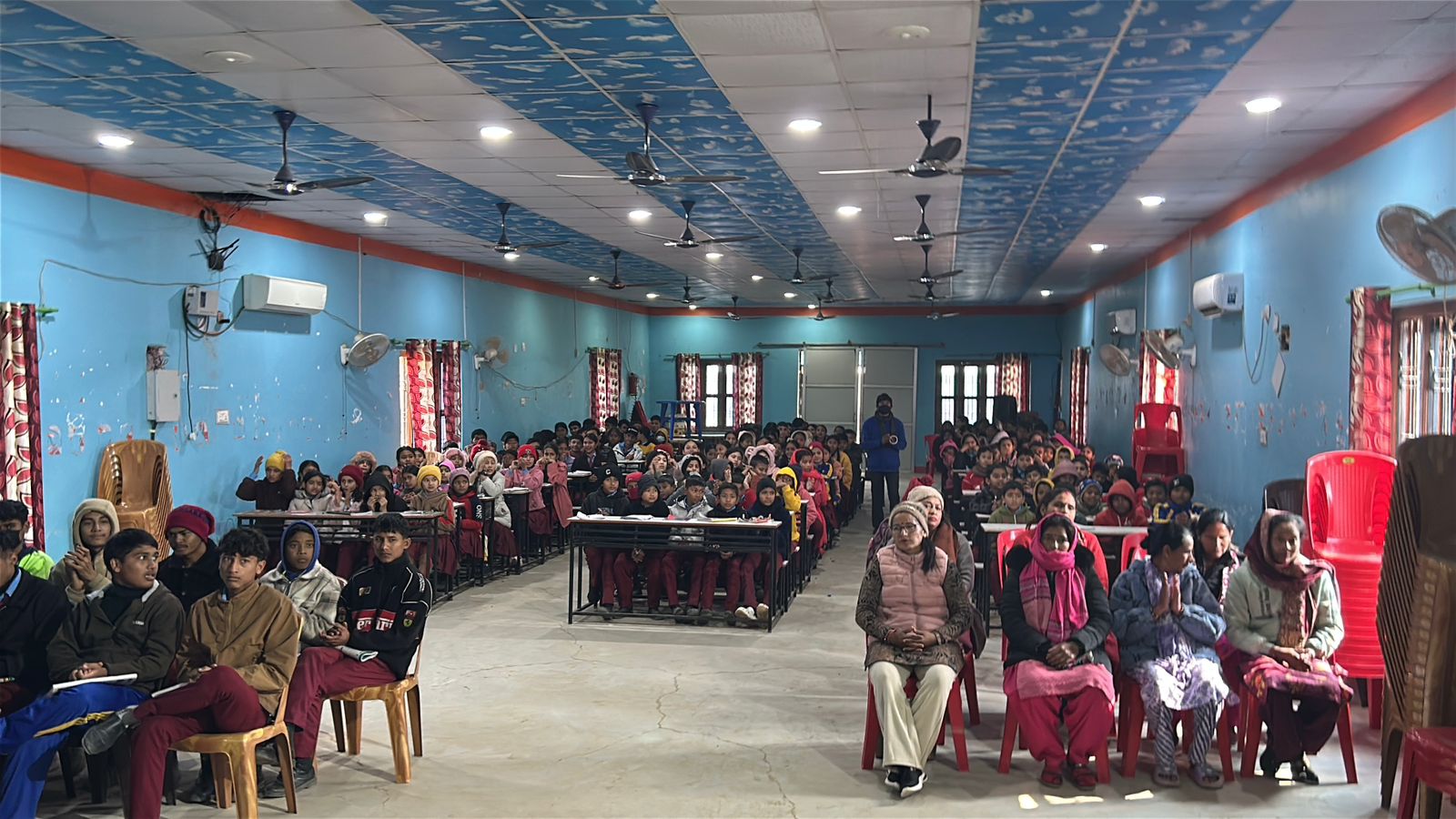 कार्यक्रममा सहभागी बिद्यार्थी तथा अभिभावक 