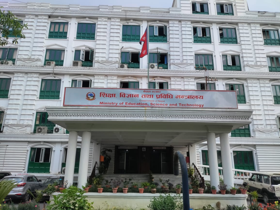 शैक्षिक सत्रदेखि शुल्क विवादसम्म: शिक्षा क्षेत्रमा नीतिगत टकराव चर्किँदै