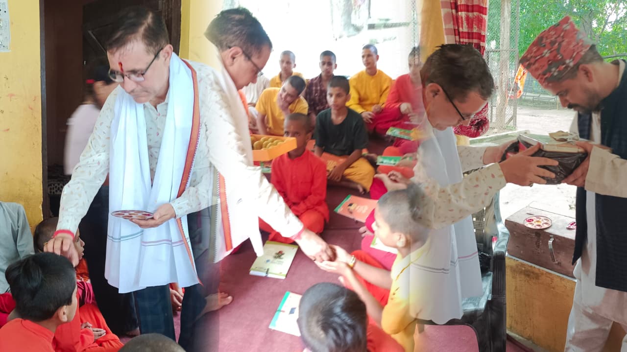 बटुकहरूलाई शैक्षिक सामग्री, फलफुल वितरण गर्दै जन्मदिन मनाइयो